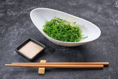 Téléchargez les photos : Rouleaux de sushi exquis avec des accompagnements traditionnels, au wasabi et au gingembre - en image libre de droit