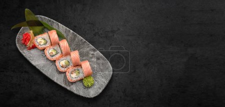 Téléchargez les photos : Rouleau de sushi classique aux fruits de mer, sauce soja, wasabi et gingembre. fond sombre, bannière horizontale - en image libre de droit