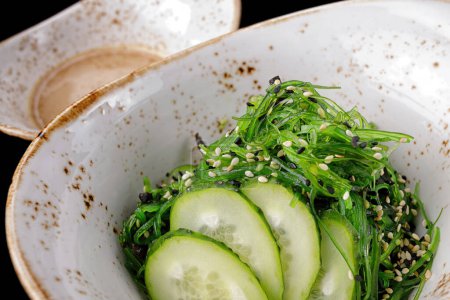 Hiyashi-Salat mit verschiedenen Algen und Nusssauce auf dunklem Hintergrund. Panasien