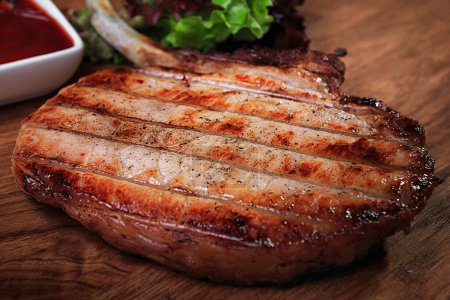 Téléchargez les photos : Steak de viande sur la planche de bois - en image libre de droit