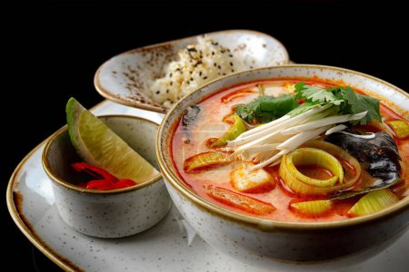 Téléchargez les photos : Soupe Tom Yum aux crevettes, moules et calmar - en image libre de droit