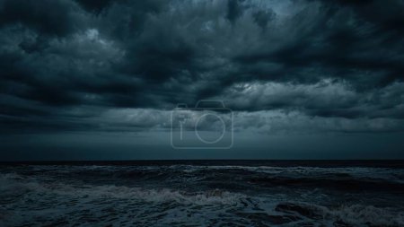 Foto de Cielo dramático nocturno con nubes de tormenta, mar tormentoso - Imagen libre de derechos