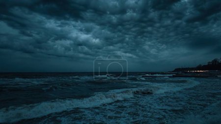 Foto de Cielo dramático nocturno con nubes de tormenta, mar tormentoso - Imagen libre de derechos