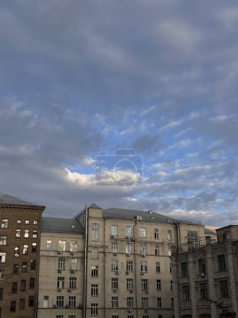 Foto de Puesta de sol en el centro de la ciudad en Kiev, Ucrania, yardas en la calle Kreschatyk. Cielo nublado de colores, atardecer, puesta de sol en la ciudad. Concepto arquitectónico. Imagen vertical de alta calidad - Imagen libre de derechos