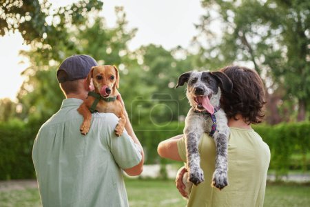 Foto de Apoyo, cuidado o familia feliz, hombres y niños que se unen con el cachorro adoptivo o mascota y disfrutan del tiempo juntos. Foto de alta calidad - Imagen libre de derechos