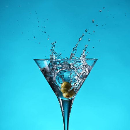 Téléchargez les photos : Verre de vodka martini aux éclaboussures d'olive - en image libre de droit