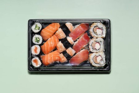 Téléchargez les photos : Boîte de livraison de sushi. Vue du dessus - en image libre de droit