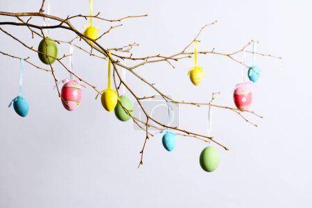 Téléchargez les photos : Branches avec oeufs de Pâques sur fond gris - en image libre de droit