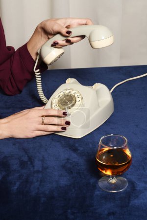 Téléchargez les photos : Poignée de main femelle de téléphone vintage - en image libre de droit