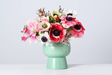 Téléchargez les photos : Vase avec de belles anémones sur blanc - en image libre de droit