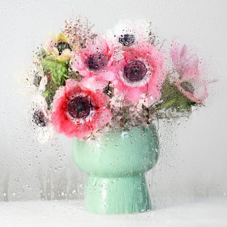 Téléchargez les photos : Vase avec de belles anémones derrière le verre avec des gouttes - en image libre de droit