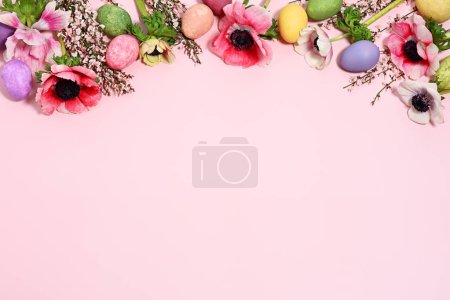 Téléchargez les photos : Oeufs de Pâques multicolores avec des fleurs d'anémone sur fond rose - en image libre de droit
