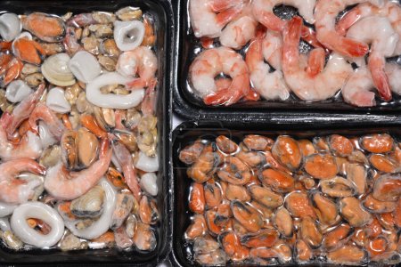 Téléchargez les photos : Emballages en plastique avec fruits de mer close up - en image libre de droit