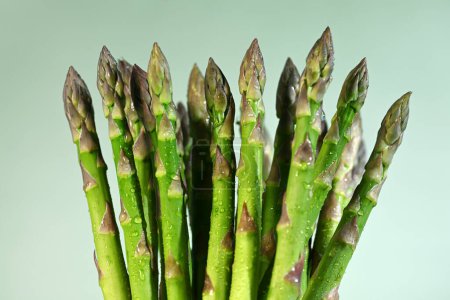 Téléchargez les photos : Bunch of fresh asparagus close up - en image libre de droit