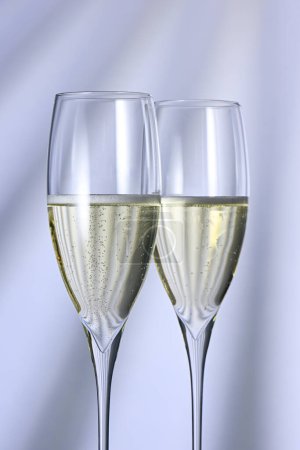 Téléchargez les photos : Deux verres avec champagne sur fond éclairé - en image libre de droit