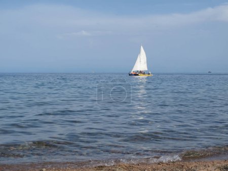 Téléchargez les photos : Voilier blanc flotte dans la mer calme - en image libre de droit