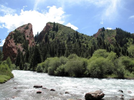 Foto de Río de montaña y una montaña de corazón roto en Kirguistán - Imagen libre de derechos