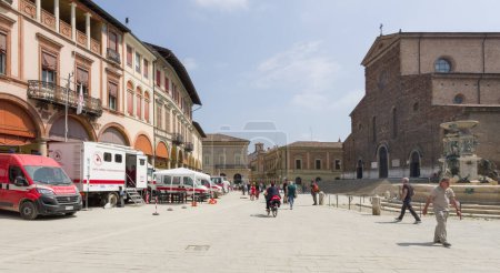 Foto de Faenza, Italia (3 de junio de 2023) Plaza de la Libertad con la línea de defensa civil, la cruz roja y los vehículos de bomberos después de las inundaciones que golpearon la ciudad - Imagen libre de derechos