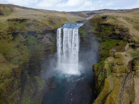 piękny wodospad w Islandzie