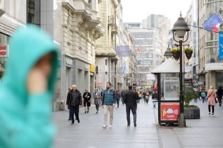 Foto de Belgrado, Serbia - 7 de marzo de 2023: Multitud de personas en la calle Knez Mihailova. Es la principal zona peatonal y comercial de Belgrado, los monumentos más antiguos y valiosos de la ciudad - Imagen libre de derechos