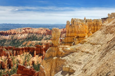 Téléchargez les photos : Vue panoramique dans le parc national de Bryce Canyon dans l'Utah, États-Unis, le jour d'été - en image libre de droit