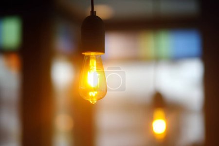 Foto de Foto de luces en cafetería, restaurante u hotel. Decoración de moda con bombillas led para fiesta. Lámparas eléctricas modernas en interiores. Ahorro de energía, lámparas incandescentes, led, halógenas, cfl. - Imagen libre de derechos