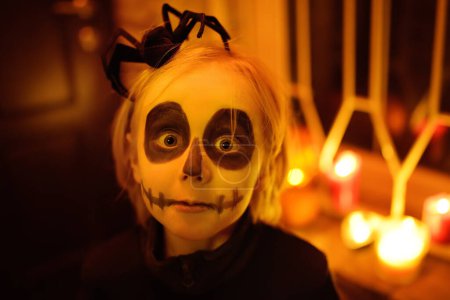 Foto de Niño pequeño con un disfraz de esqueleto aterrador en la fiesta de celebración de Halloween. El niño está listo para el truco o el regalo en la noche de Halloween. El chico asusta. Horror.. - Imagen libre de derechos