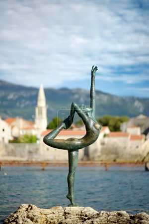 Téléchargez les photos : Budva, Monténégro - 7 octobre 2022 : Sculpture de danseuse sur fond de vieille ville et de chaîne de montagnes, Budva, Monténégro, Balkans, Europe. Repère de Budva. - en image libre de droit
