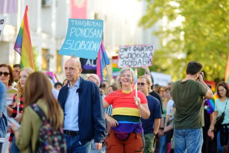 Téléchargez les photos : Podgorica, Monténégro - 8 octobre 2022 : Vue de la colonne des personnes lors du défilé de la fierté LGBT Ten qui s'est tenu à Podgorica, Monténégro. La foule est dans la rue de la ville avec drapeau arc-en-ciel et bannières. Lutter pour l'égalité - en image libre de droit