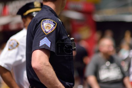 Foto de Oficiales de la policía de Nueva York hacen guardia en Times Square, Manhattan, Nueva York, EE.UU. Seguridad, lucha contra el terrorismo
. - Imagen libre de derechos