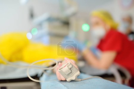 Untersuchung der Sauerstoffversorgung mit dem Fingerkuppen-Pulsoximeter während der Operation im Operationssaal der Klinik. Sättigung Blut von Sauerstoff. Überwachung des Zustandes des Patienten während der Operation.
