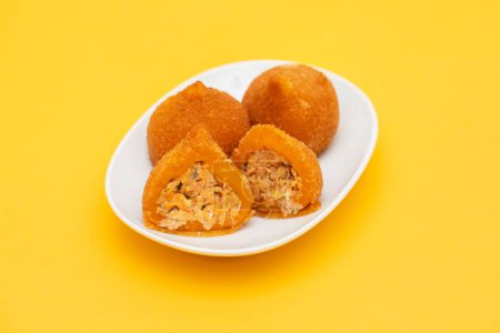 Foto de Baquetas fritas brasileñas tradicionales Coxinha de frango en un pequeño plato blanco - Imagen libre de derechos