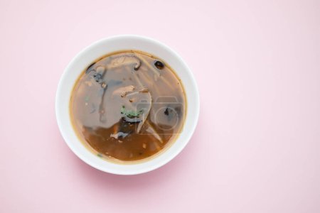Téléchargez les photos : Traditional Japanese hot and sour soup cooked with greens. Asian cuisine - en image libre de droit