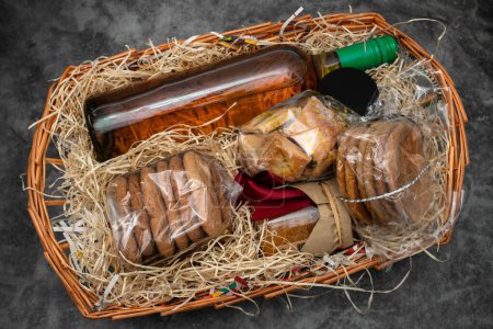 Foto de Gift basket with bottle of wine, jam and cookies - Imagen libre de derechos