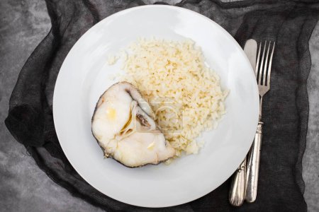 Téléchargez les photos : Délicieux poisson bouilli avec riz bouilli sur assiette blanche - en image libre de droit