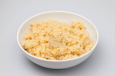 Téléchargez les photos : Savoureux quinoa bouilli frais dans un grand bol blanc - en image libre de droit