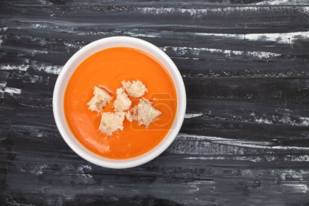 Téléchargez les photos : Salmorejo, soupe espagnole de tomates froides dans un petit bol blanc - en image libre de droit
