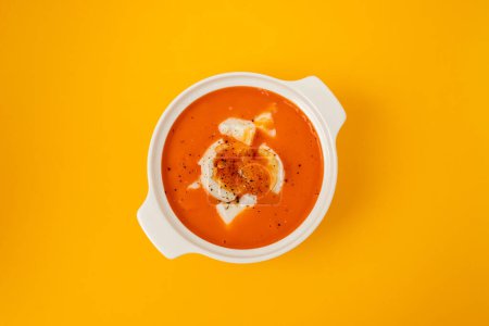 Téléchargez les photos : Soupe de tomates froides à base d'ail, tomates, oignon, pain. Salmorejo espagnol traditionnel. - en image libre de droit