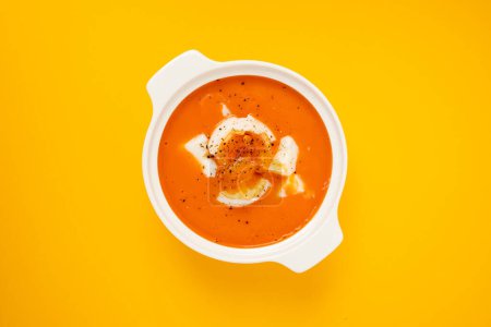 Téléchargez les photos : Salmorejo, soupe espagnole de tomates froides dans un petit bol blanc - en image libre de droit