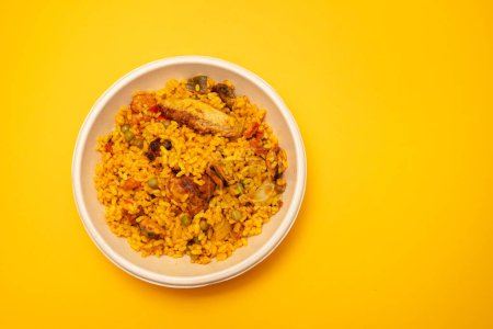 typicla spanisches Gericht Paella in Kunststoff großen Teller