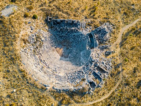 Foto de El antiguo teatro en la antigua ciudad de Sagalassos. foto de arriba con dron - Imagen libre de derechos