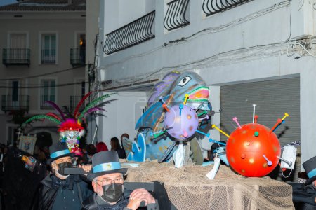 Foto de NERJA, SPAIN - 27 FEBRUARY 2022 A carnival parade that parodies a funeral procession and ends with the burning of a symbolic sardine figure - Imagen libre de derechos
