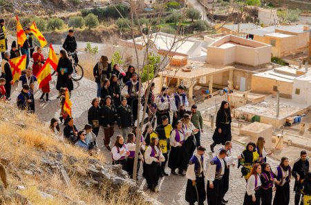 Téléchargez les photos : GERGAL, ESPAGNE - 21 JANVIER 2023 Les gens vêtus de beaux costumes des Maures et des Chrétiens participant à une célébration traditionnelle, dans le petit village espagnol de Gergal, dans la province d'Almeria, Espagne - en image libre de droit