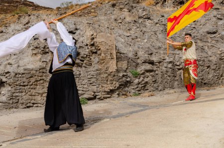 Téléchargez les photos : GERGAL, ESPAGNE - 21 JANVIER 2023 Les gens vêtus de beaux costumes des Maures et des Chrétiens participant à une célébration traditionnelle, dans le petit village espagnol de Gergal, dans la province d'Almeria, Espagne - en image libre de droit