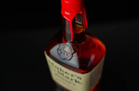 Foto de LONDON, UNITED KINGDOM - JULY 24, 2022 The original Maker's Mark in a characteristic squarish bottle sealed with red wax, famous American whisky - Imagen libre de derechos