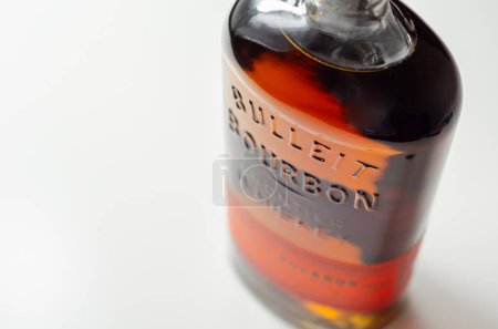 Foto de LONDRES, REINO UNIDO - 24 DE ENERO DE 2022 Bulleit Bourbon, una mezcla única de centeno, maíz y malta de cebada, y agua filtrada de piedra caliza pura de Kentucky, exquisito whisky estadounidense - Imagen libre de derechos