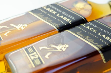 Foto de LONDRES, Reino Unido - 15 JUNIO 2023 Johnnie Walker Black Label whisky escocés, un whisky con sabor a caramelo suave y cremoso, fruta rica y dulce y vainilla picante, todo envuelto en el humo dulce - Imagen libre de derechos