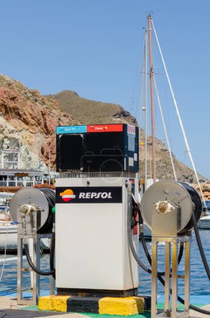 Foto de SAN JOSE, ESPAÑA - 23 DE MAYO DE 2023 Punto de combustible Abastecimiento de Repsol a buques estacionados en la bahía de San José, en el centro del Parque Natural de Cabo de Gata, provincia de Almería - Imagen libre de derechos