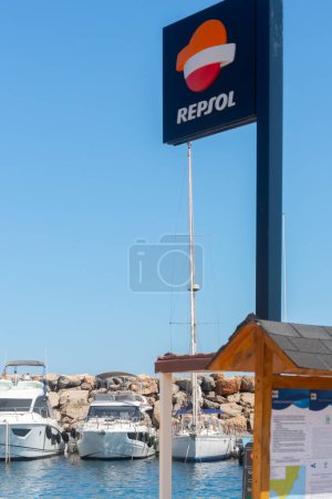 Téléchargez les photos : SAN JOSE, ESPAGNE - 23 MAI 2023 Point de ravitaillement en carburant Repsol pour les navires stationnés dans la baie de San Jose, dans le centre du Parque Natural de Cabo de Gata, province d'Almeria - en image libre de droit
