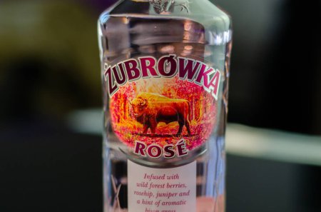 Téléchargez les photos : LONDRES, ROYAUME-UNI - 07 SEPTEMBRE 2023 Zubrowka Rose est une vodka polonaise aromatisée des créateurs de Zubrowka Bison Grass avec une saveur d'herbe de bison et des ingrédients de la légendaire forêt de Bialowieza - en image libre de droit